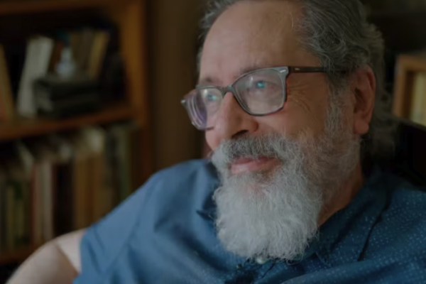 César Aira entra al bar: encuentro con el Premio Nobel que (aún) no fue